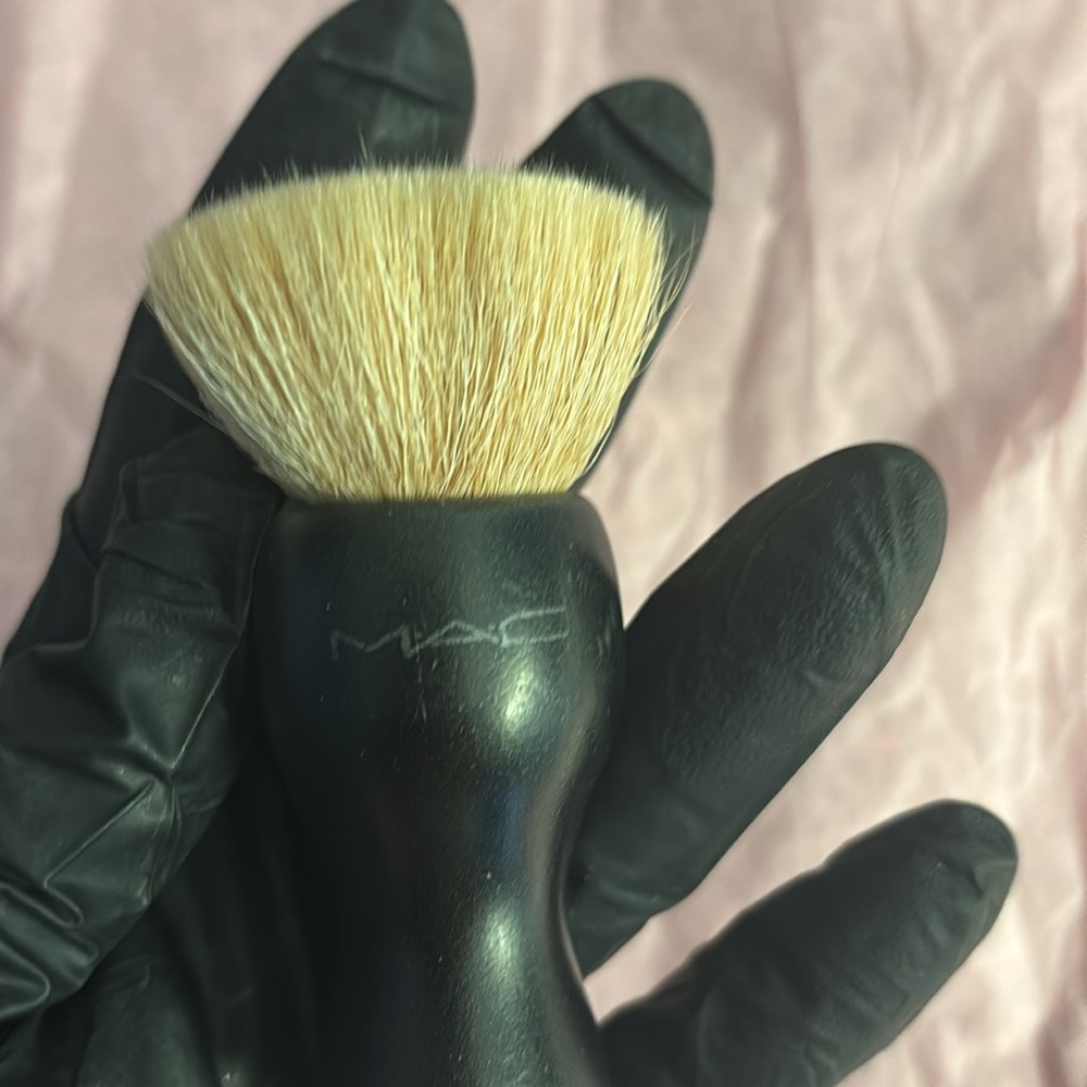 MAC kabuki brush in 180
Rare and hard to find